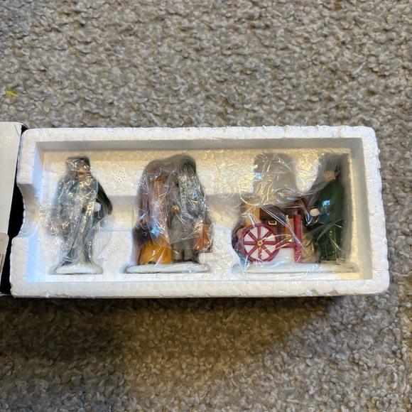 Dept 56 Heritage Village HOLIDAY TRAVELERS Accessory 55719 Christmas Dickens - Picture 4 of 5